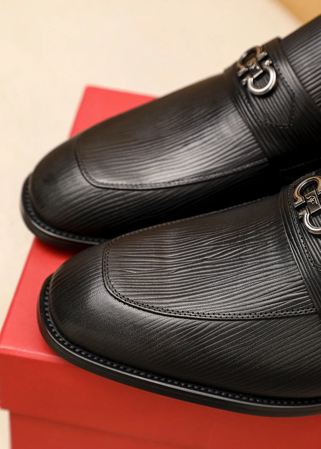 Men's shoes💰460💰 Product trademark: Ferragamo "Ferragamo" casual leather shoes Regular size: 38-44 (45🉑️customized) Product materials: Selected imported first-layer calfskin embossed upper + luxury hardware buckle, imported water-dyed cowhide leather lining. Strong three-dimensional visual effect, original outsole color: 1⃣️color optional